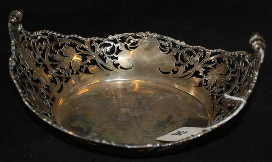 George V silver pierced boat-shaped basket, London 1927